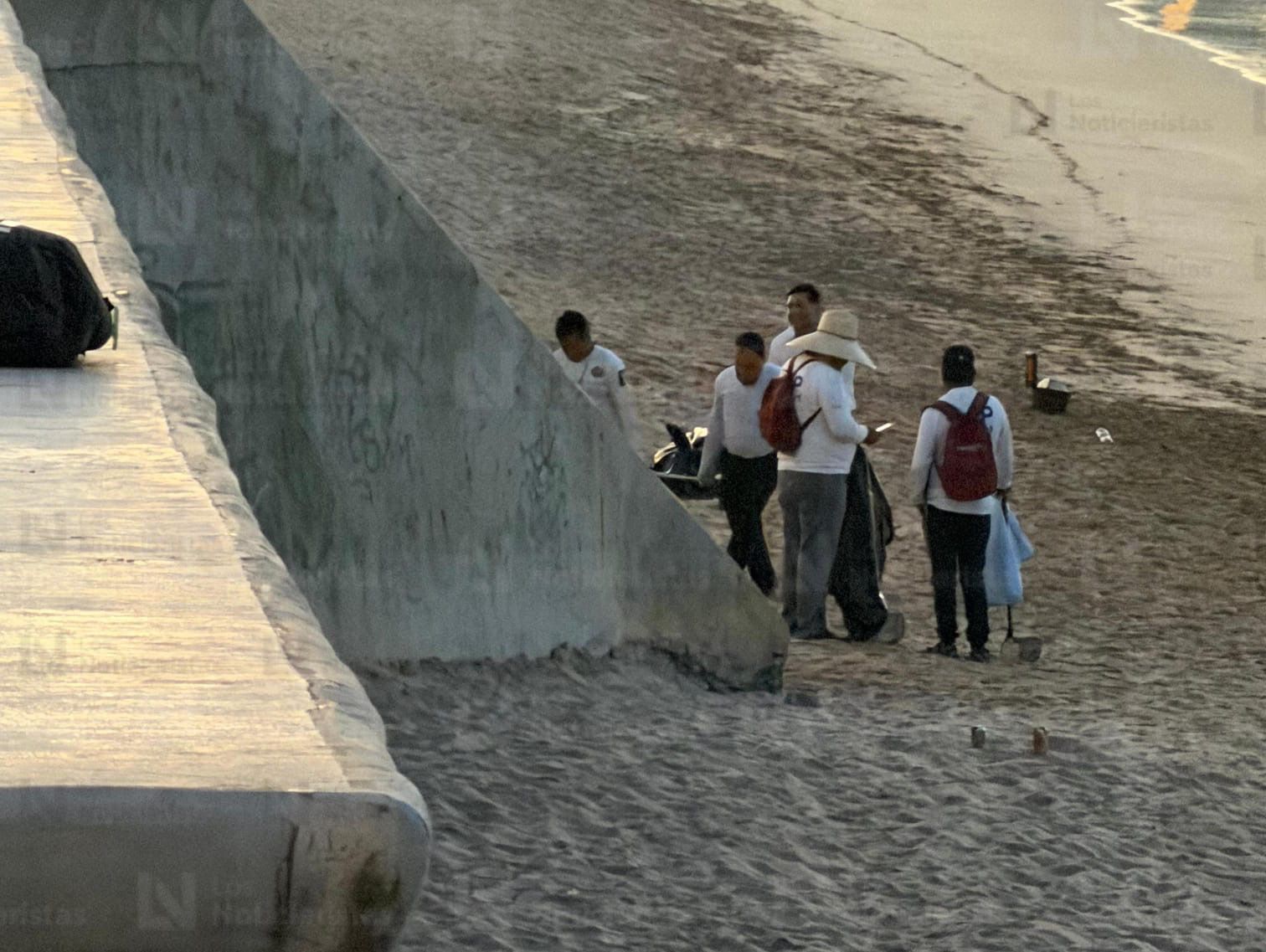 aparece hombre sin vida en playa de mazatlan