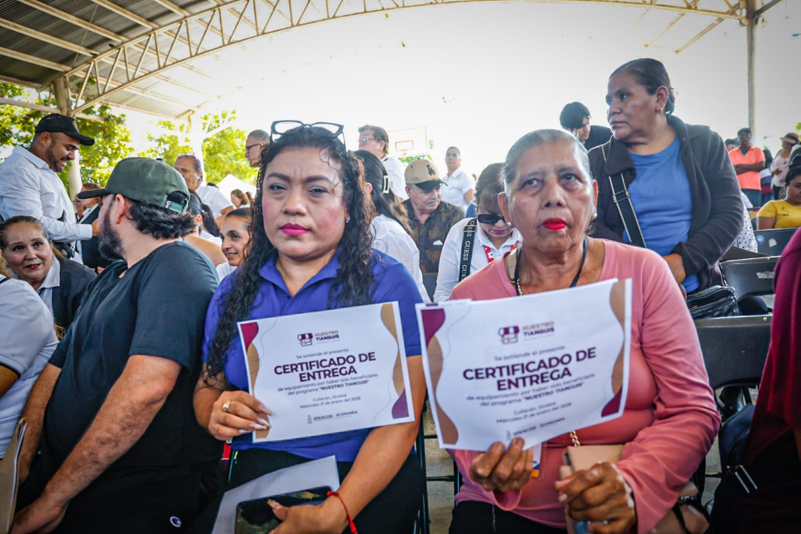 Entregan Rocha y Gámez Mendívil 900 apoyos para pequeños comerciantes