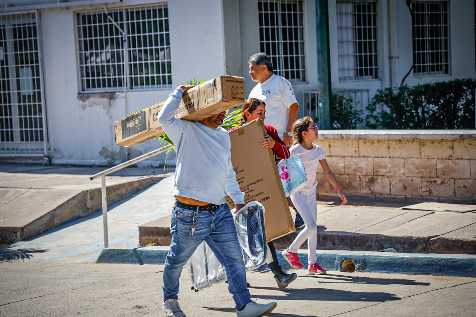Entregan Rocha y Gámez Mendívil 900 apoyos para pequeños comerciantes