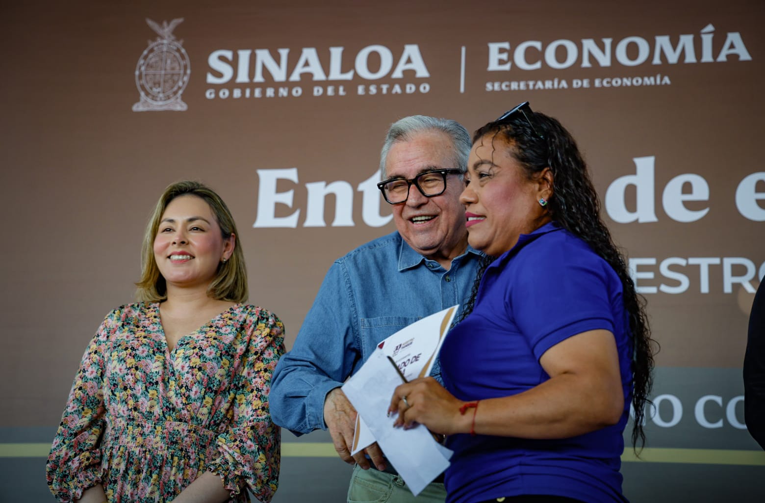 Entregan Rocha y Gámez Mendívil 900 apoyos para pequeños comerciantes