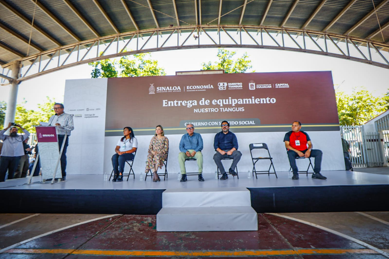 Entregan Rocha y Gámez Mendívil 900 apoyos para pequeños comerciantes