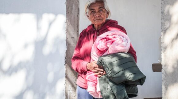 Entrega Gobierno de Sinaloa chamarras y cobijas calientitas a familias serranas de Ahome