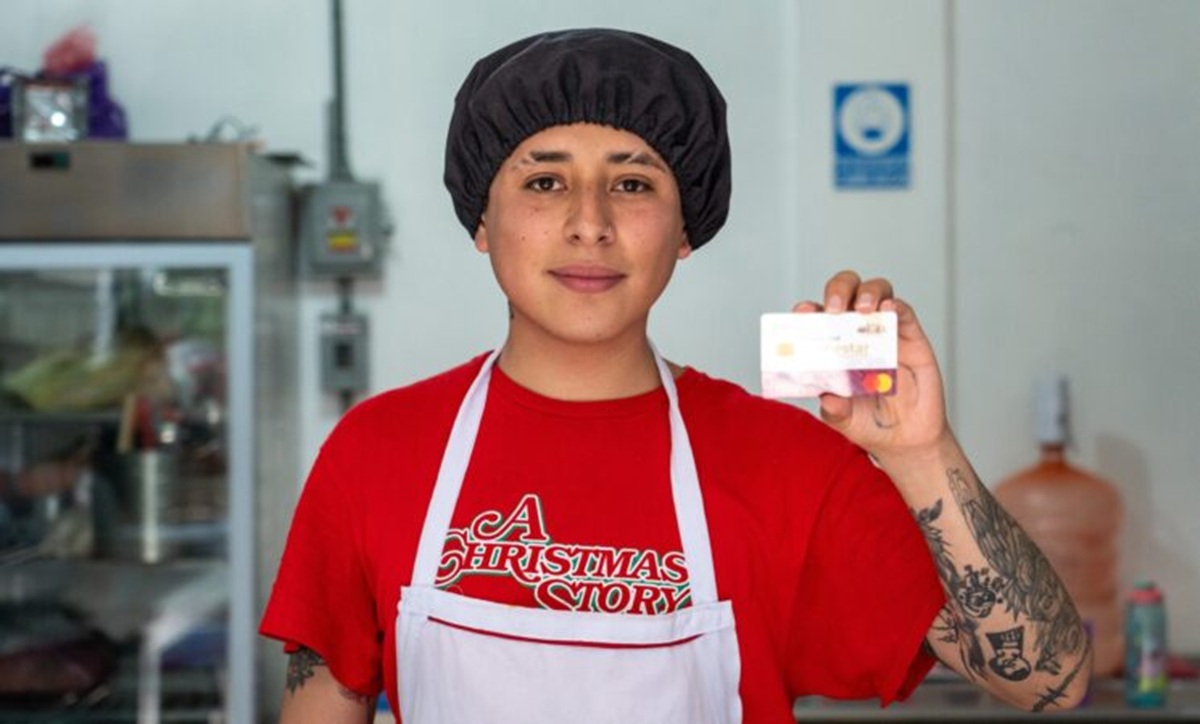 Aprendiz de Jóvenes Construyendo el Futuro con su tarjeta del Bienestar