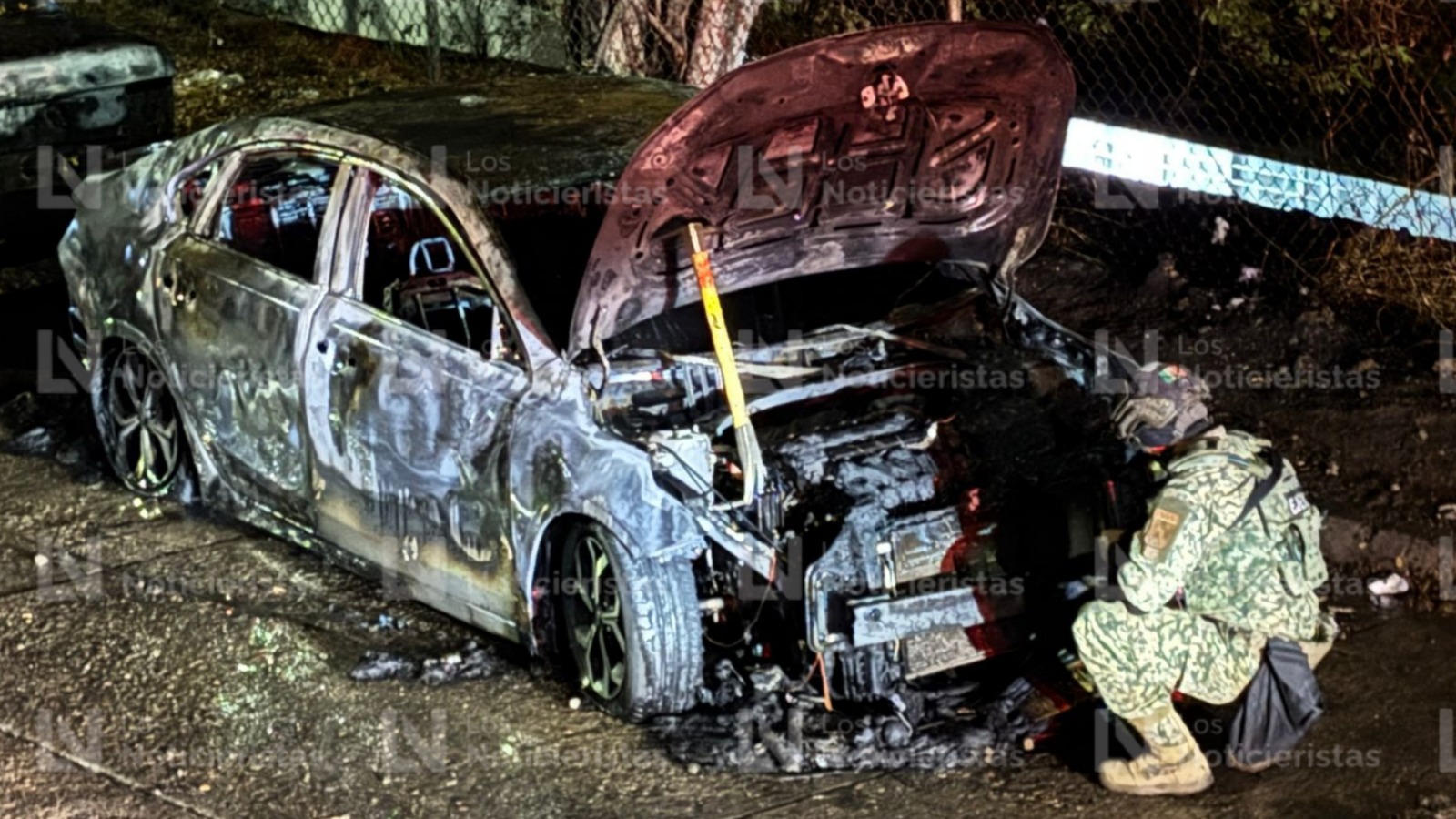 Arde vehículo en Infonavit Cañadas, en Culiacán