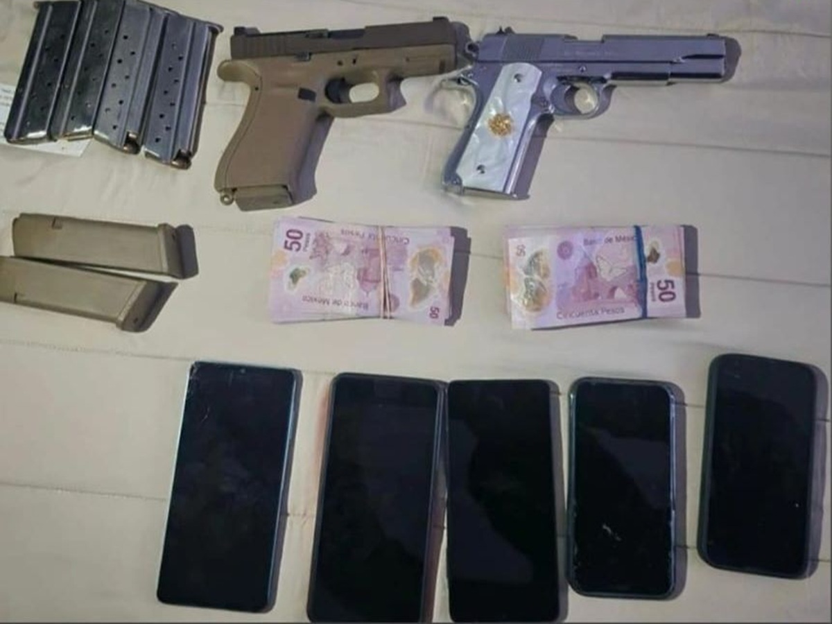 Armas, dinero y celulares asegurados tras balacera en la Esthela Ortiz, en Culiacán