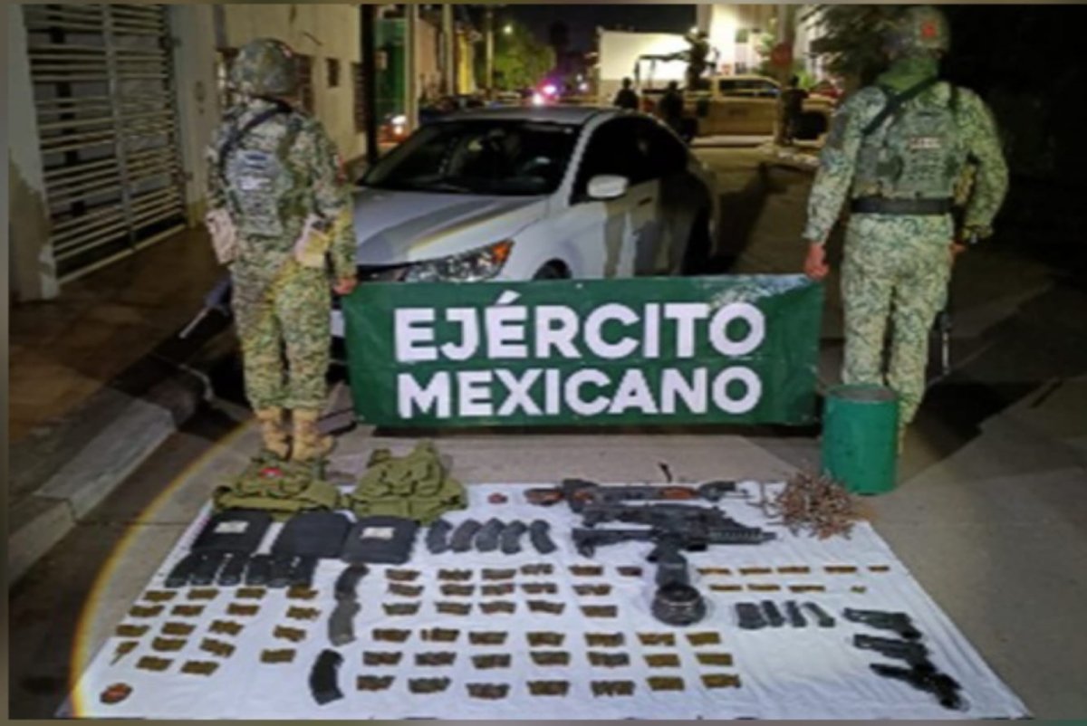Elemento del Ejercito presentan lo decomisado tras balacera en la colonia Tierra Blanca en Culiacán