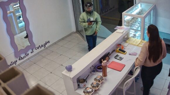 ¡Hay video! A mano armada asaltan en menos de 40 segundos a vendedora de famosos roles en Culiacán, Sinaloa