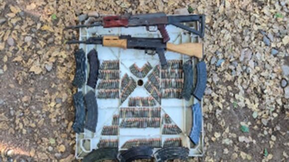 ¡De nuevo en Agua Blanca! Localizan armas largas, cargadores y cartuchos en la zona rural de Culiacán