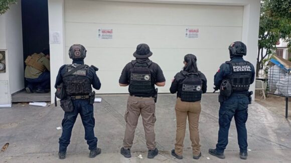 Autoridades aseguran armas largas, municiones, equipo táctico y un vehículo, tras cateo en Portalegre, Culiacán 