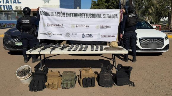 Tras atender denuncia anónima, autoridades aseguran armas y autos robados en residencial de Culiacán, Sinaloa