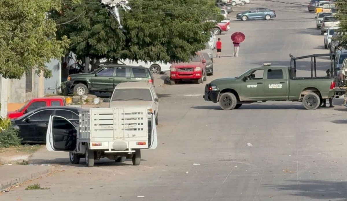 Camioneta de redilas asegurada tras enfrentamiento en la Esthela Ortiz, en Culiacán