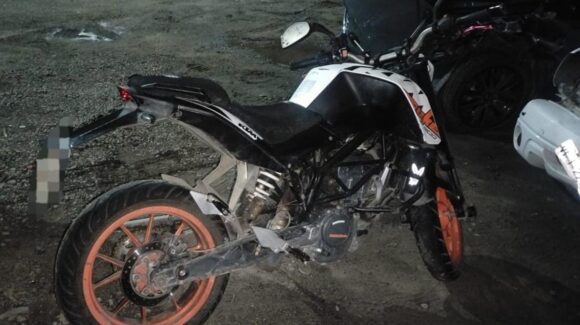 Aseguran motocicleta con reporte de robo en la avenida Camarón Sábalo en Mazatlán, Sinaloa