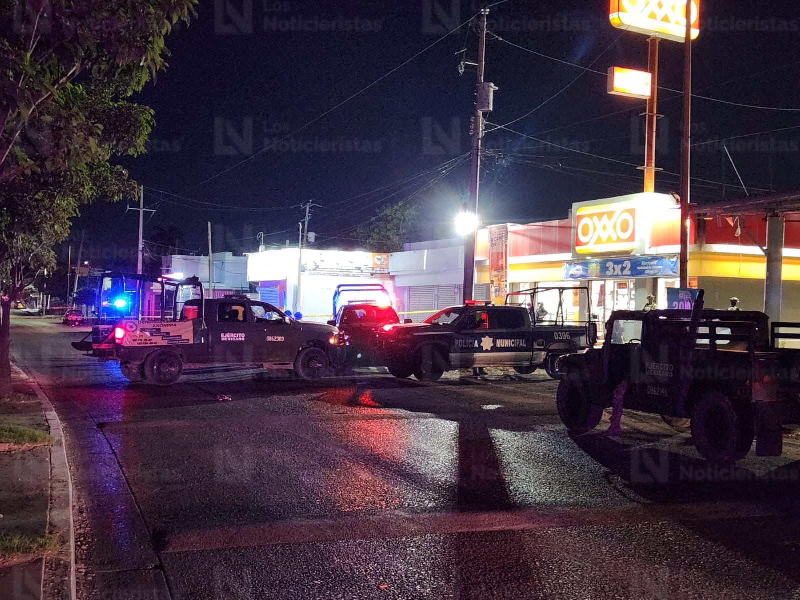 Patrulla de la Policía Estatal resguarda escena del crimen en Culiacán