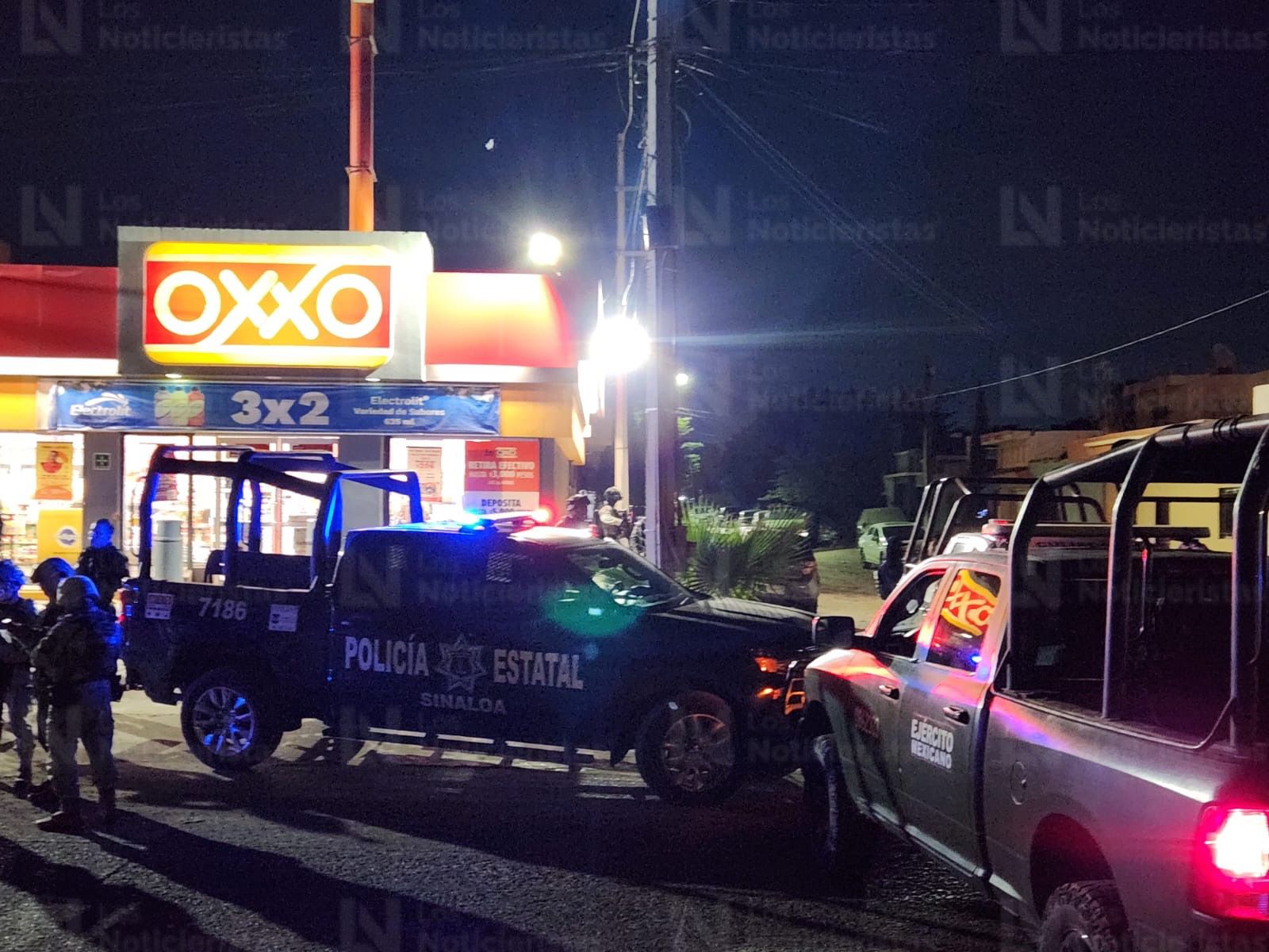 Patrulla de la Policía Estatal resguarda escena del crimen en Culiacán