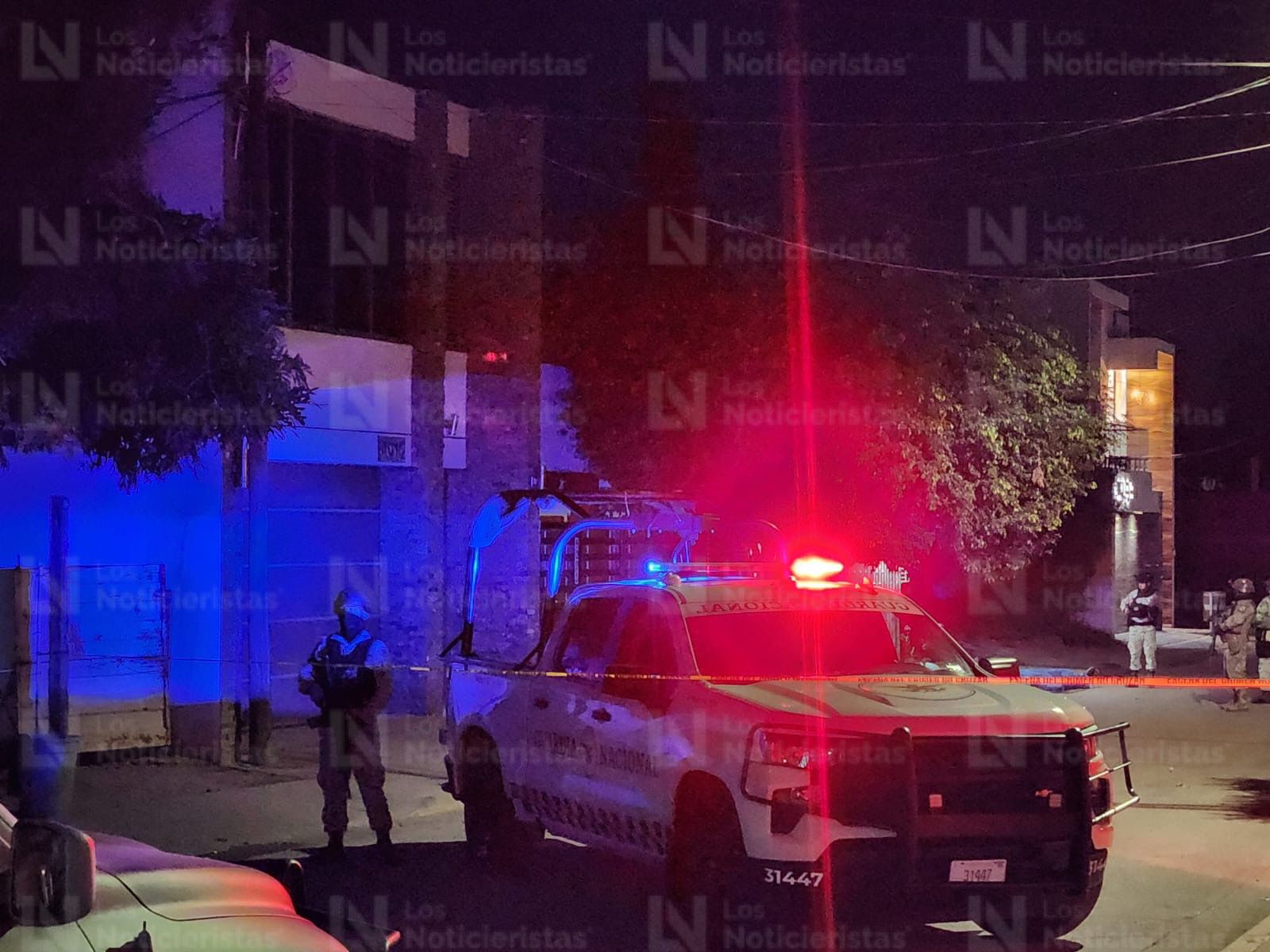 Autoridades resguardan el lugar donde un hombre fue asesinado