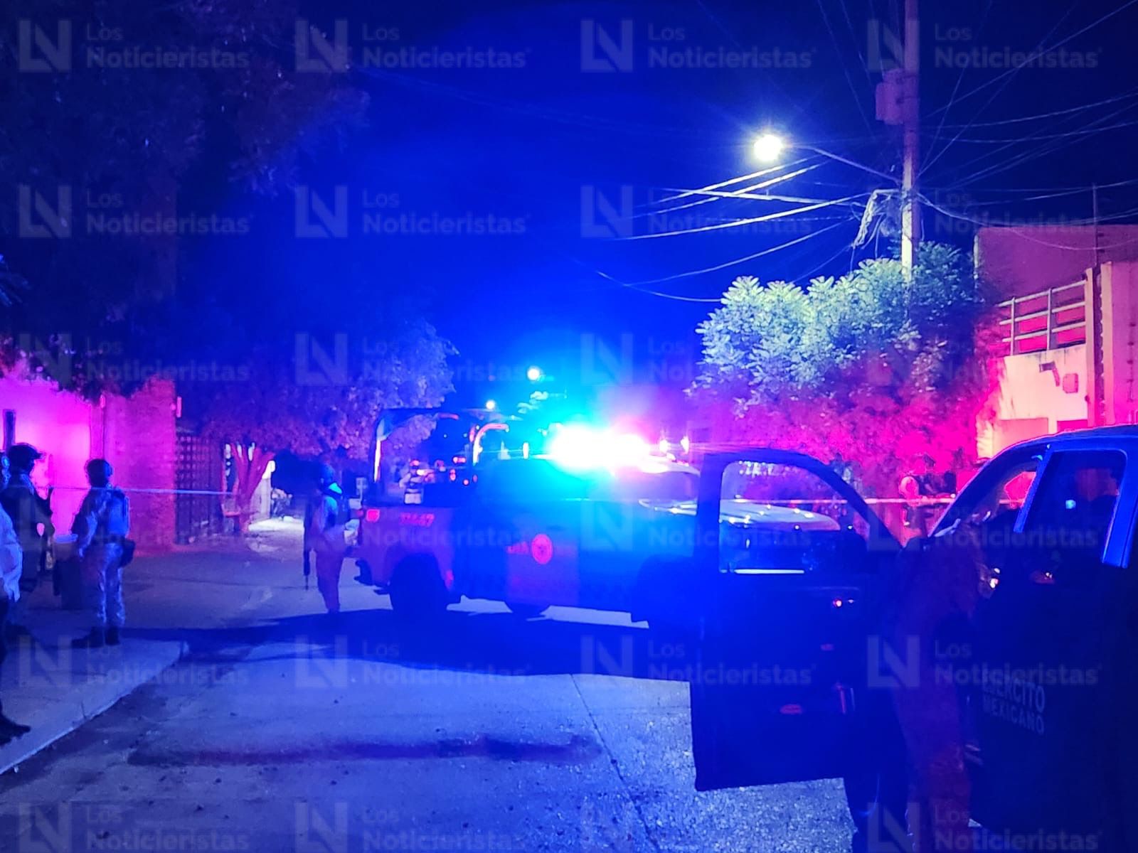 Autoridades resguardan el lugar donde un hombre fue asesinado