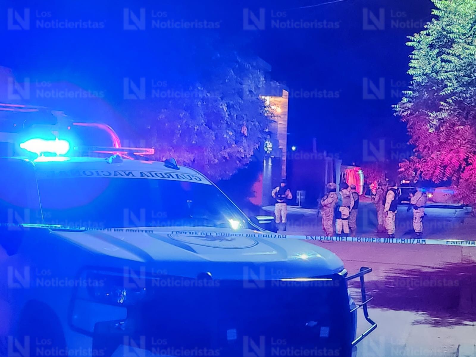 Autoridades resguardan el lugar donde un hombre fue asesinado