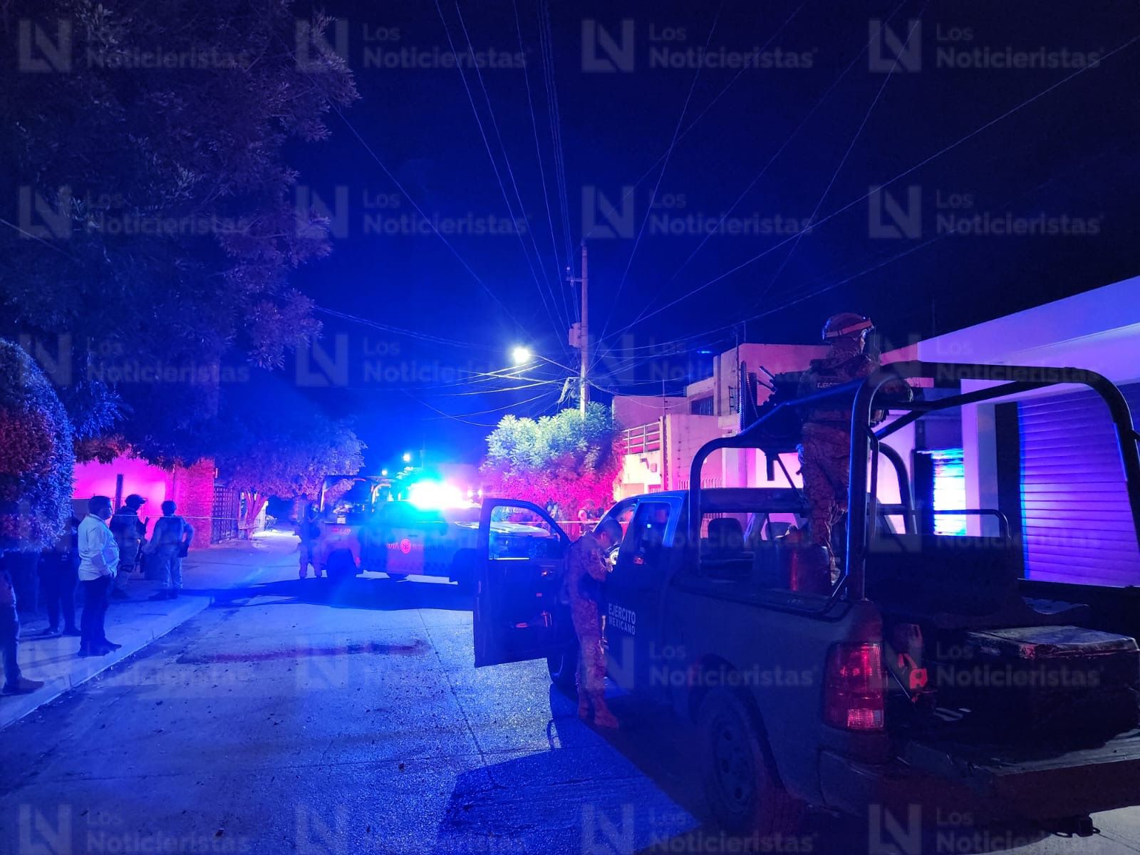Autoridades resguardan el lugar donde un hombre fue asesinado