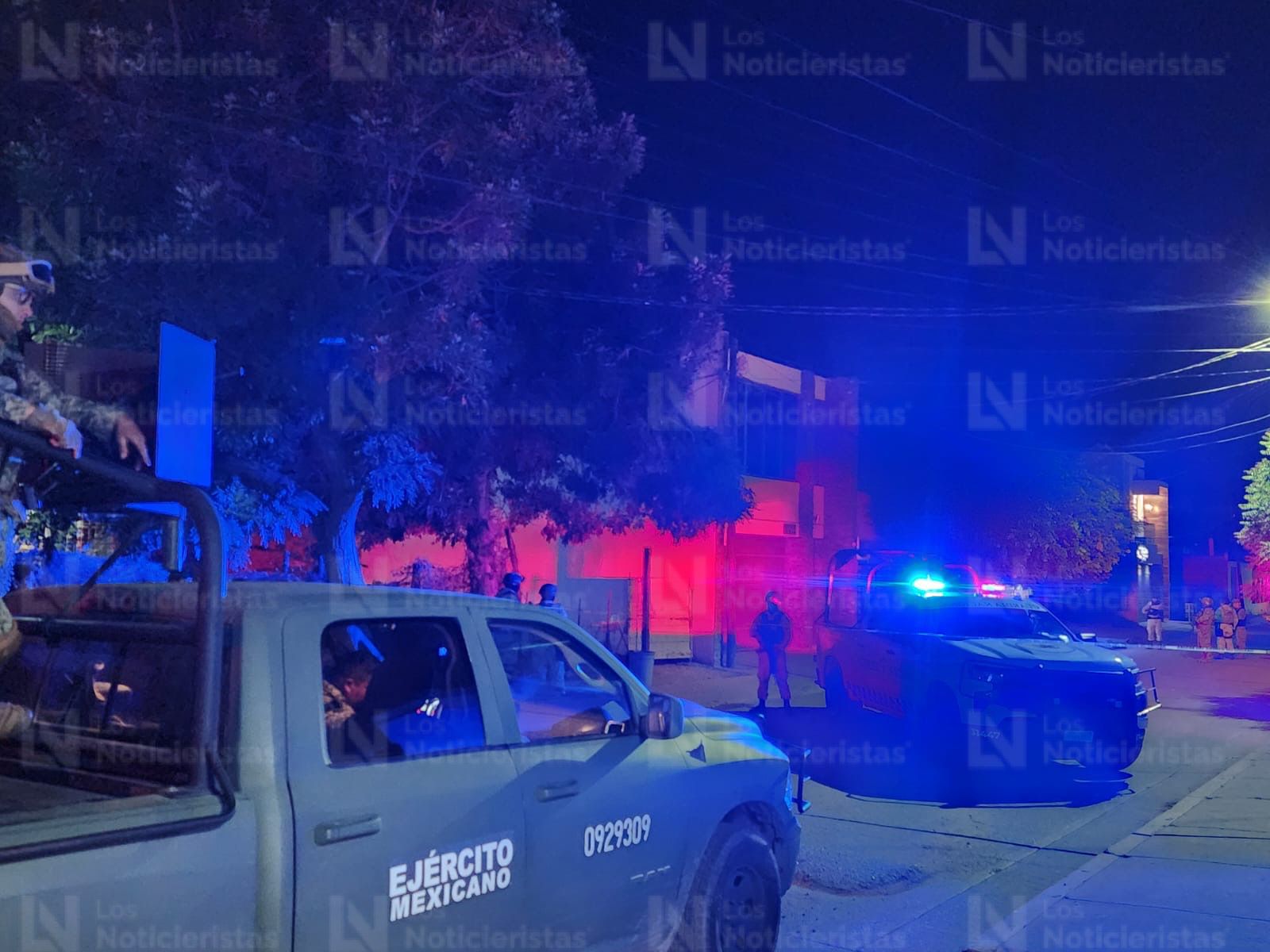Autoridades resguardan el lugar donde un hombre fue asesinado