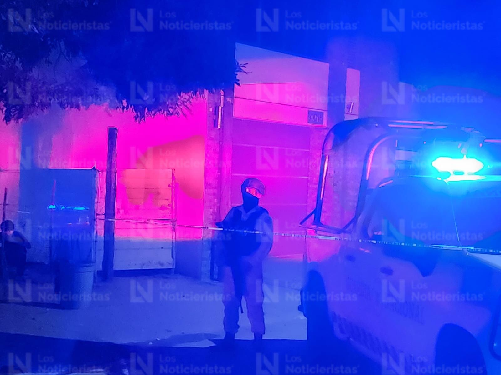 Autoridades resguardan el lugar donde un hombre fue asesinado