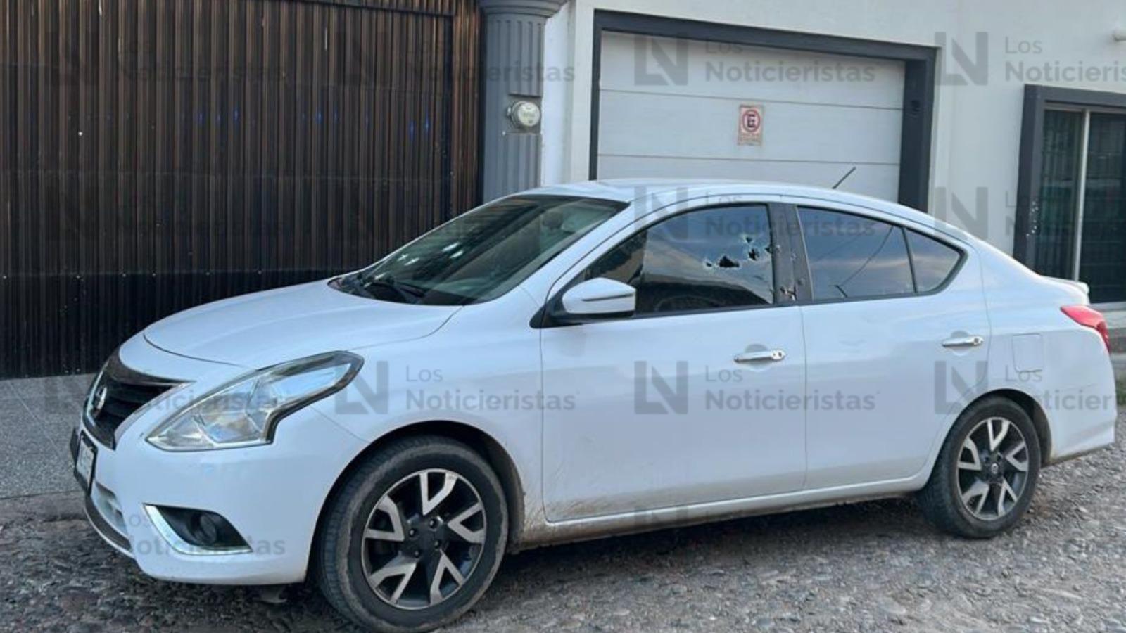 Atacan a balazos al conductor de un Nissan Versa al norte de Culiacán