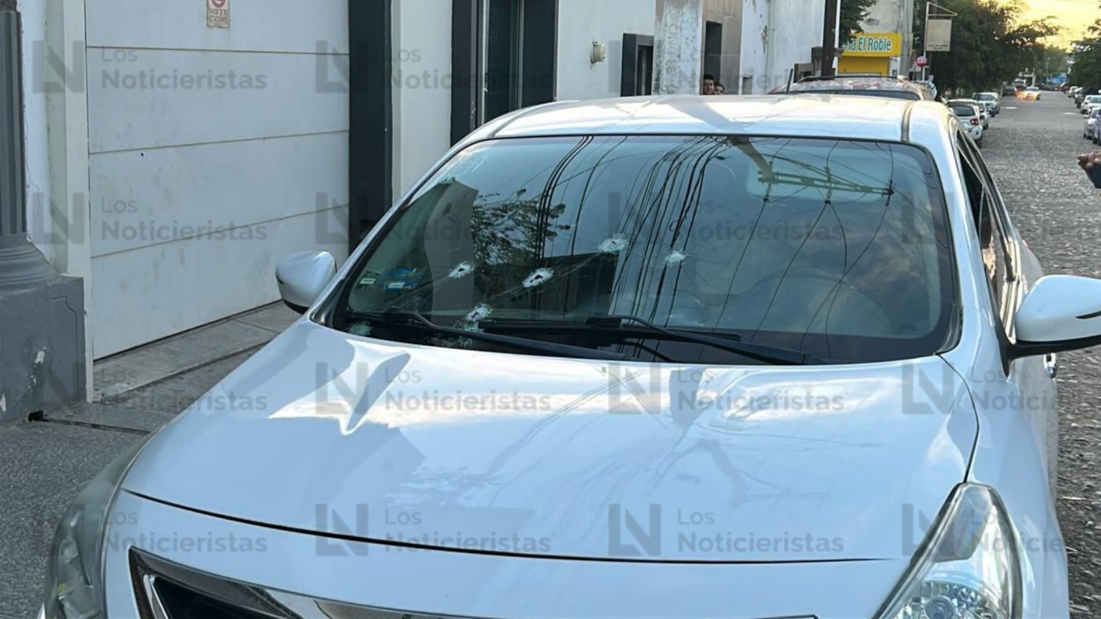 Atacan a balazos al conductor de un Nissan Versa al norte de Culiacán
