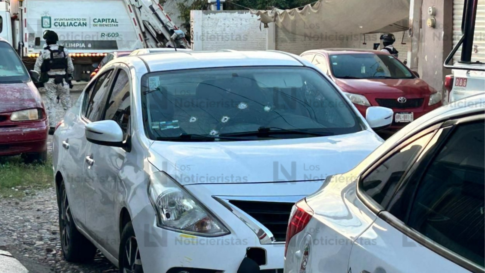 Atacan a balazos al conductor de un Nissan Versa al norte de Culiacán