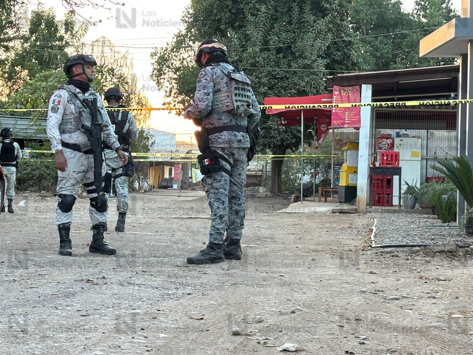 Guardia Nacional resguarda el lugar donde un hombre fue baleado en la Loma de Rodriguera, en Culiacán