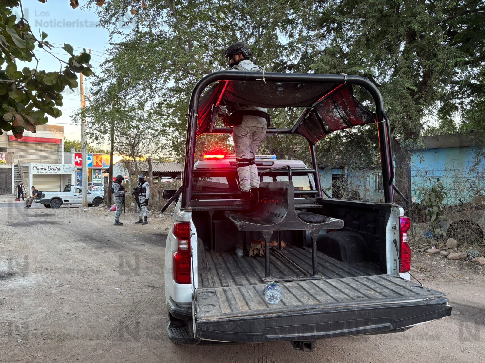 Guardia Nacional resguarda el lugar donde un hombre fue baleado en la Loma de Rodriguera, en Culiacán