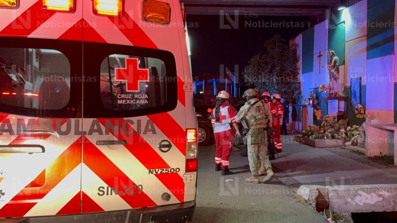Ambulancia de Cruz Roja traslada a heridos a un hospital de Culiacán