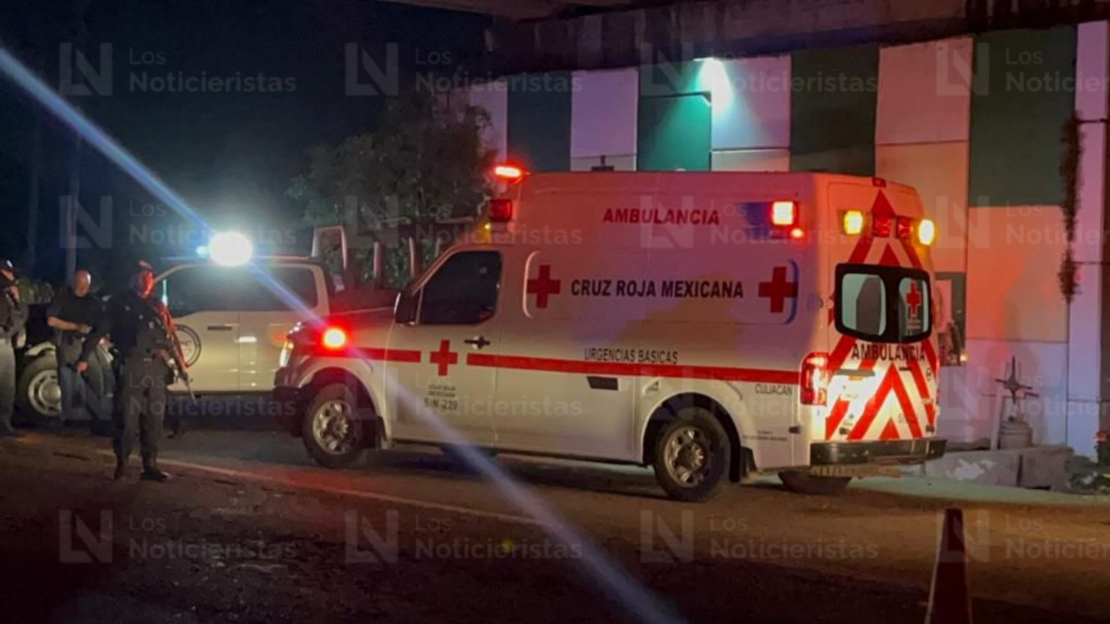 Ambulancia de Cruz Roja traslada a heridos a un hospital de Culiacán