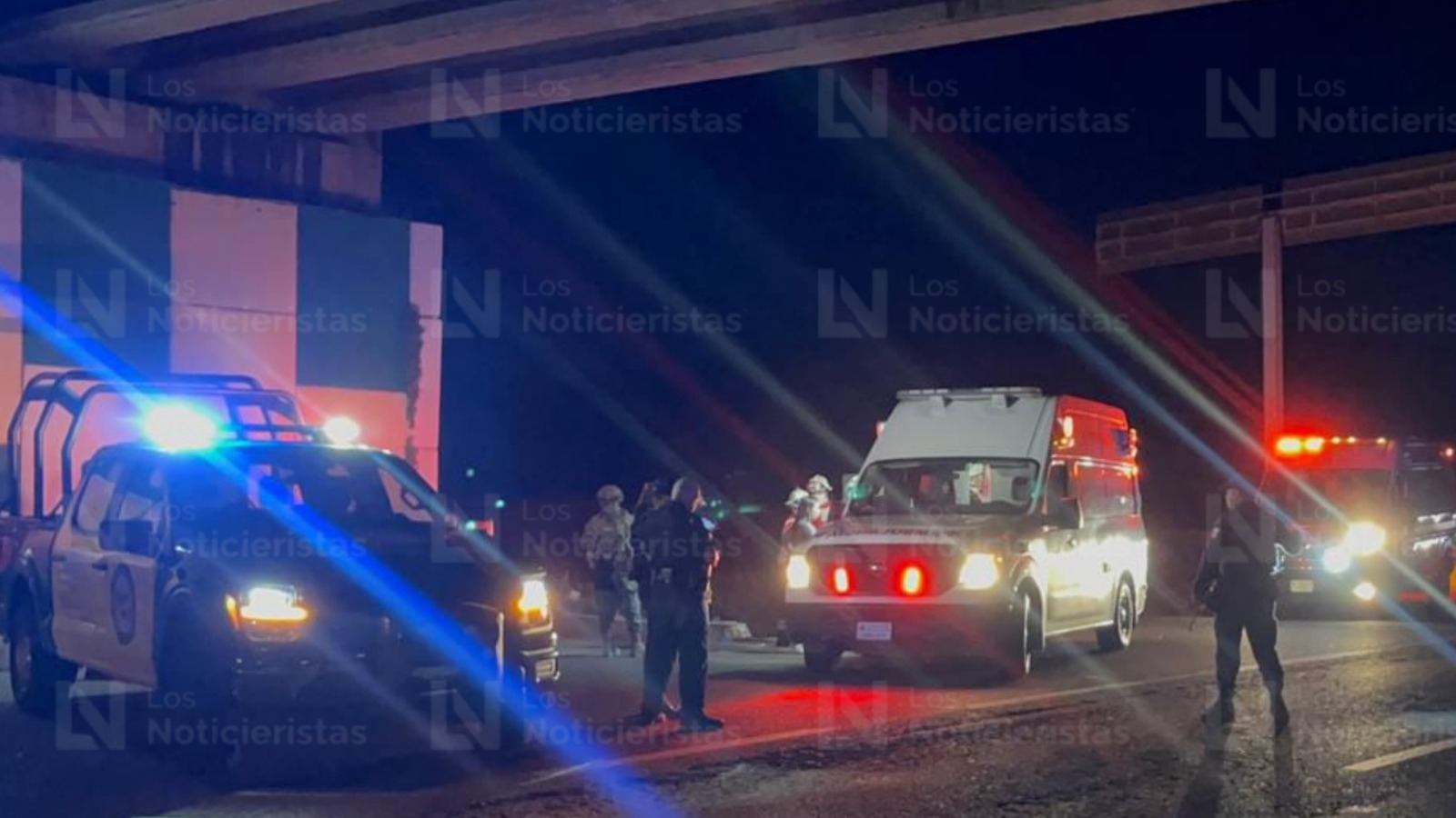 Elementos de seguridad resguardan el lugar donde una pareja sufrió un ataque armado en Culiacán