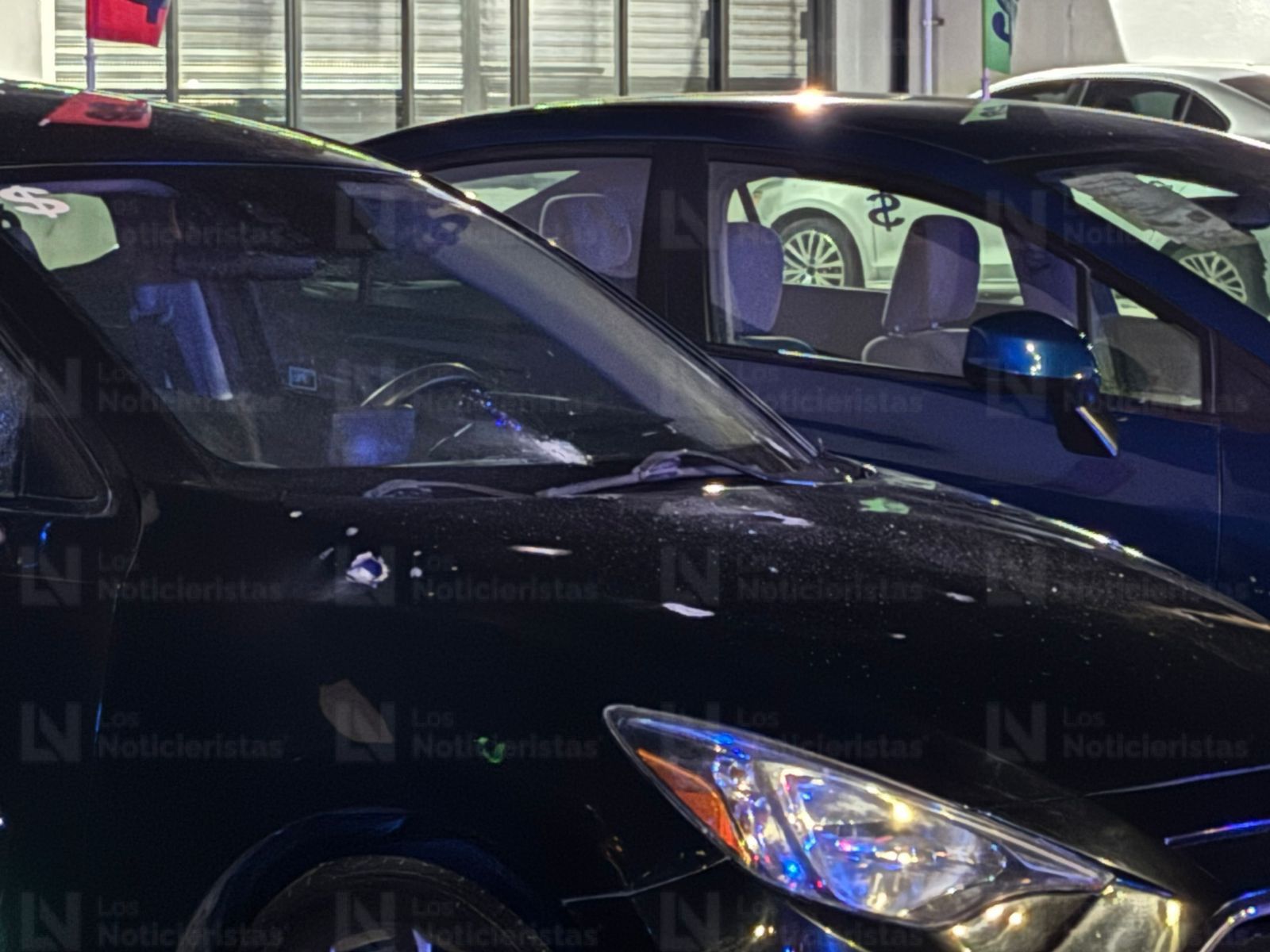 Atacan a balazos tres vehículos en venta en plaza del sector Tres Ríos, en Culiacán