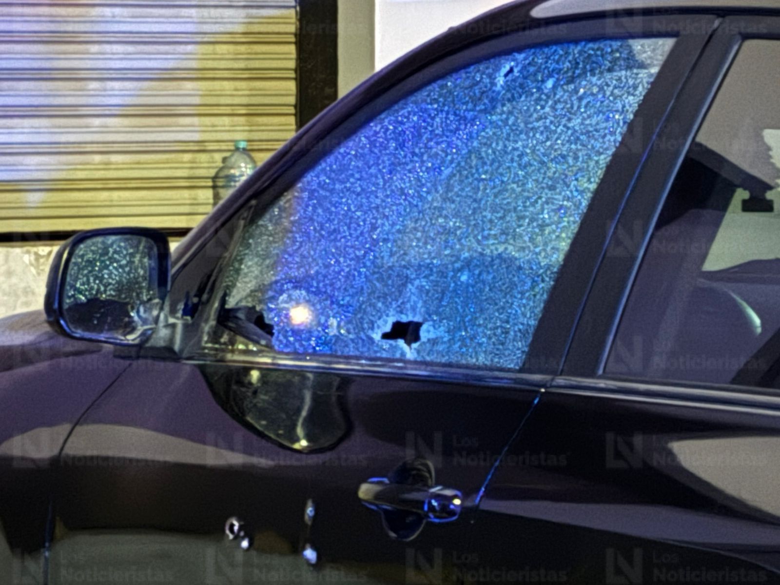 Atacan a balazos tres vehículos en venta en plaza del sector Tres Ríos, en Culiacán