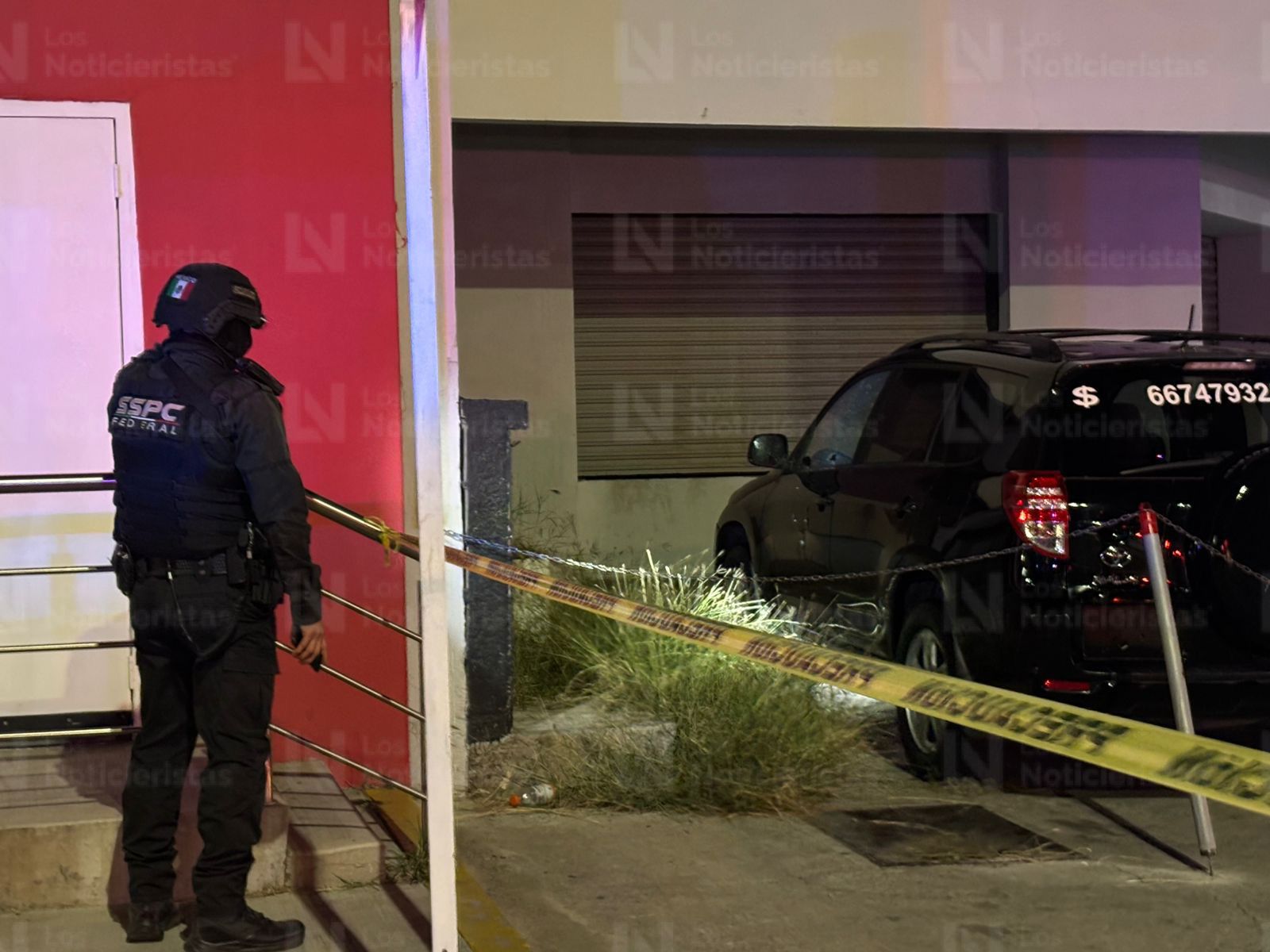 Atacan a balazos tres vehículos en venta en plaza del sector Tres Ríos, en Culiacán