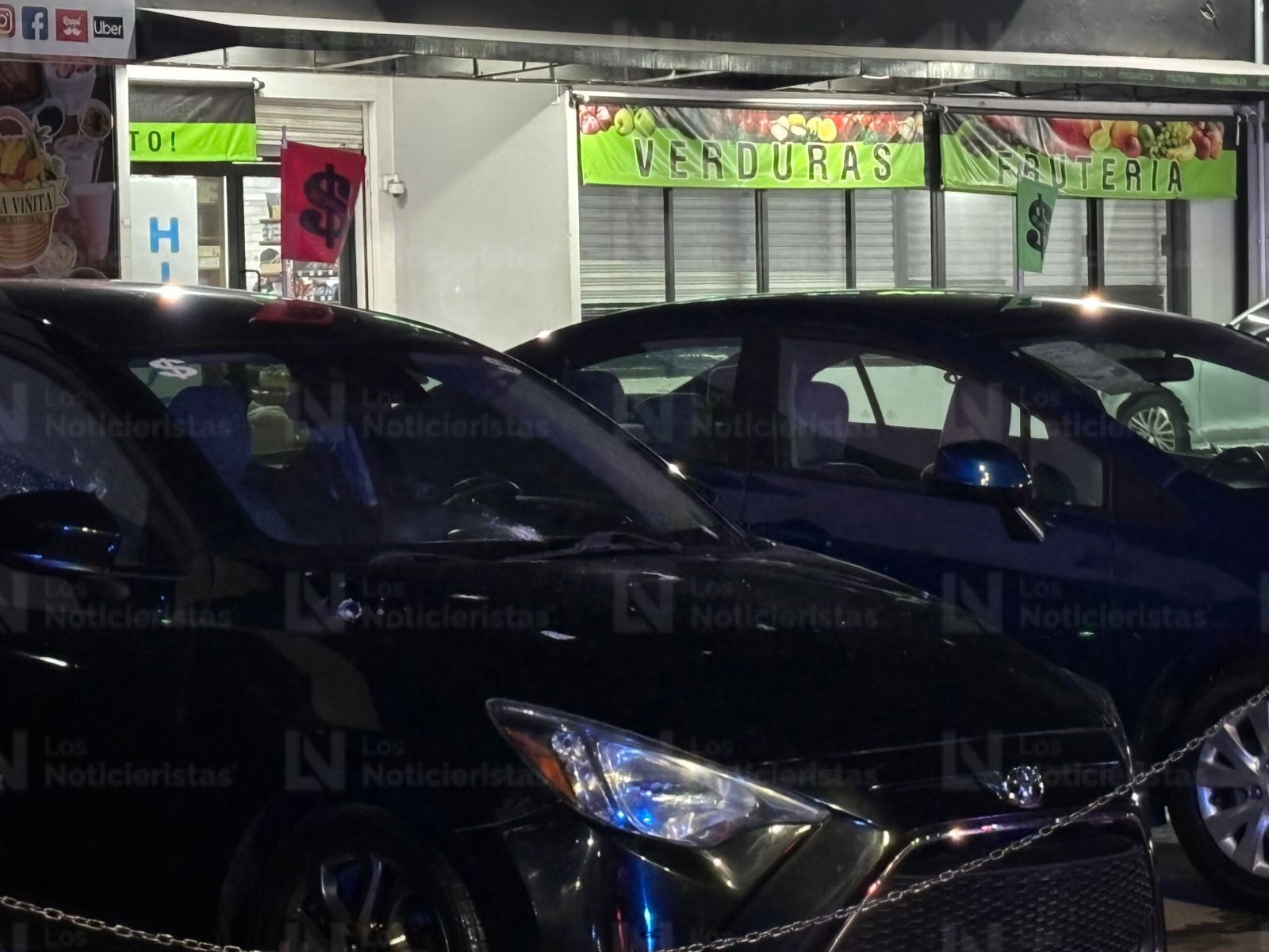 Atacan a balazos tres vehículos en venta en plaza del sector Tres Ríos, en Culiacán