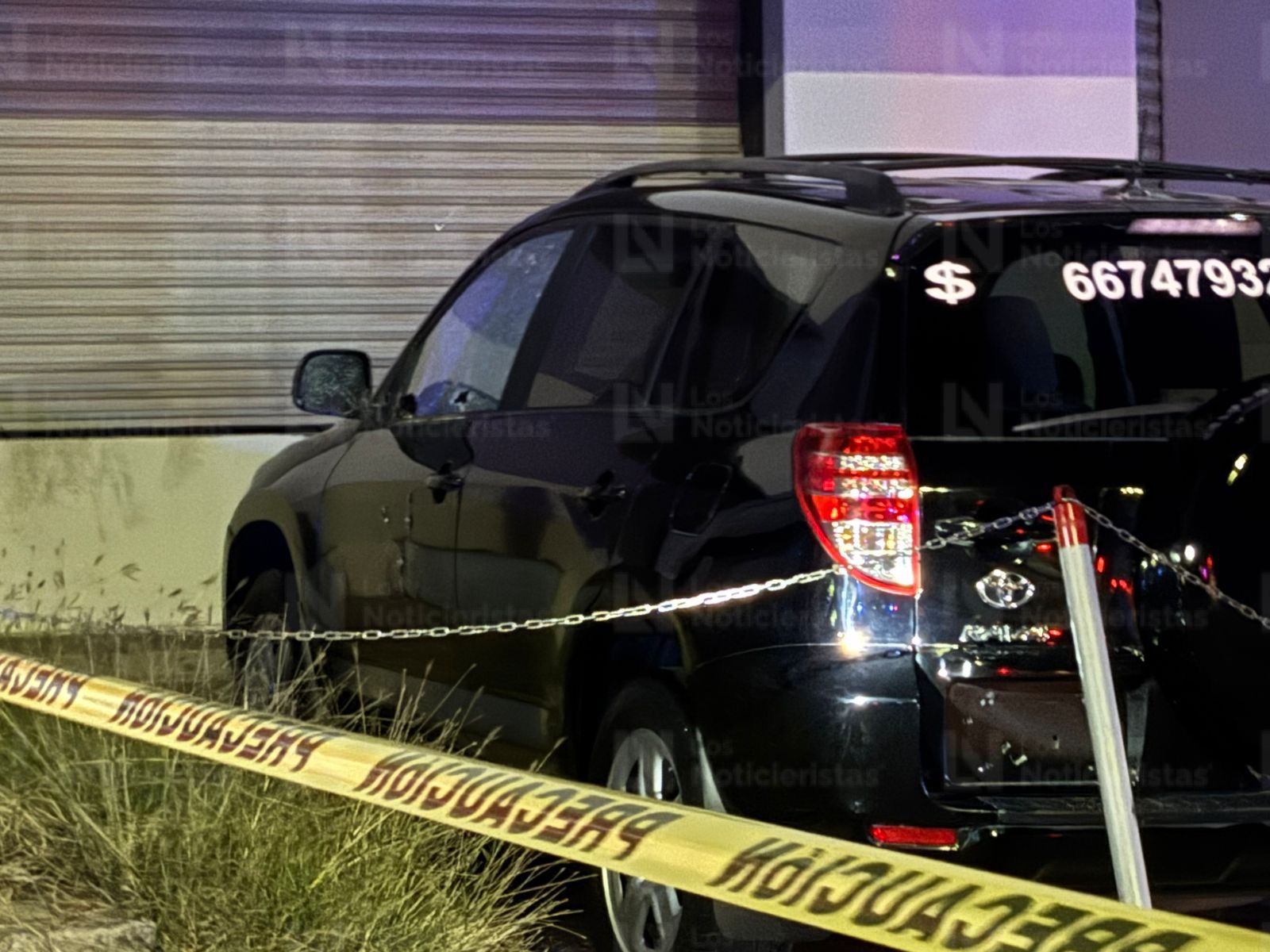 Atacan a balazos tres vehículos en venta en plaza del sector Tres Ríos, en Culiacán