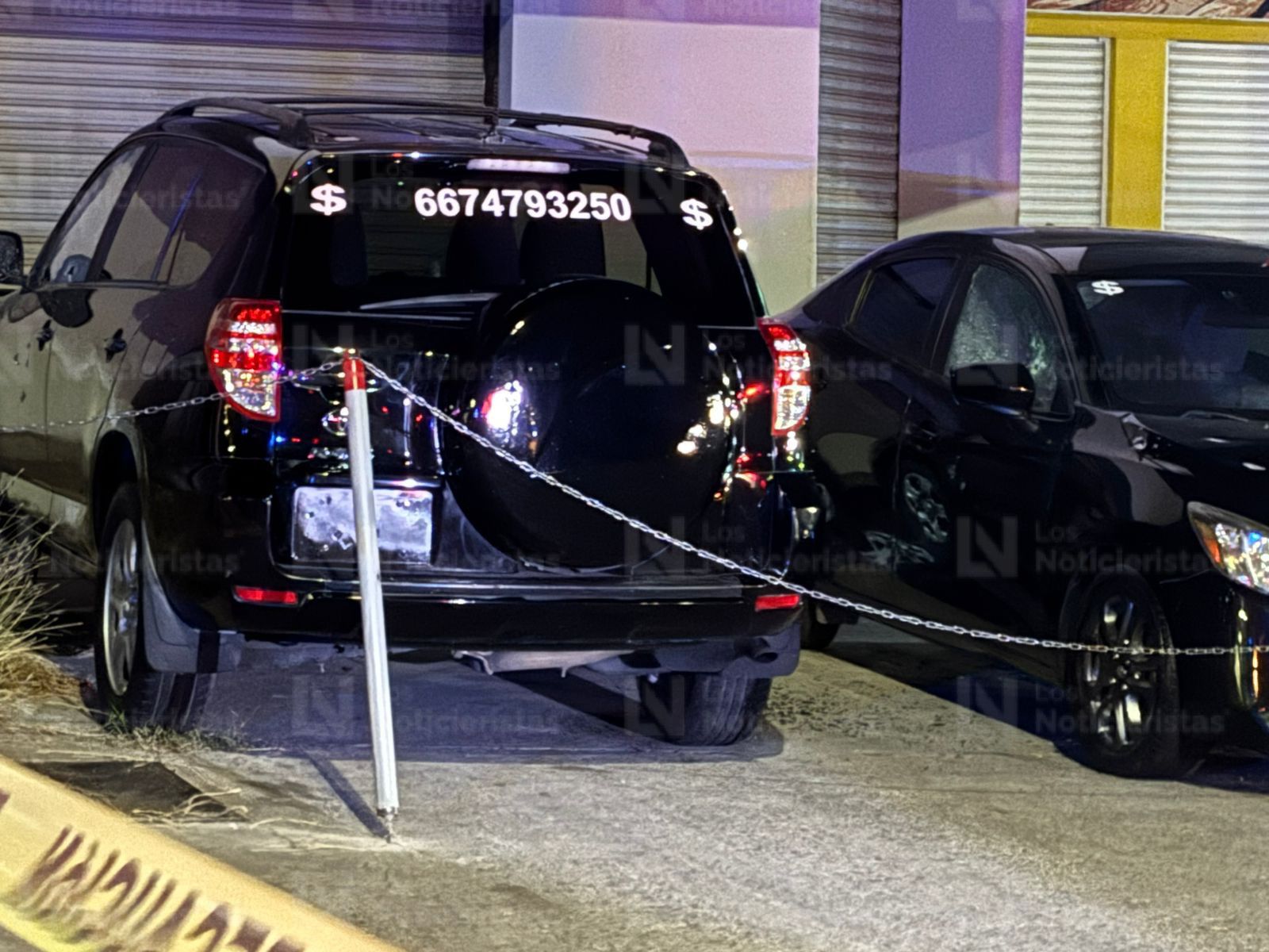 Atacan a balazos tres vehículos en venta en plaza del sector Tres Ríos, en Culiacán