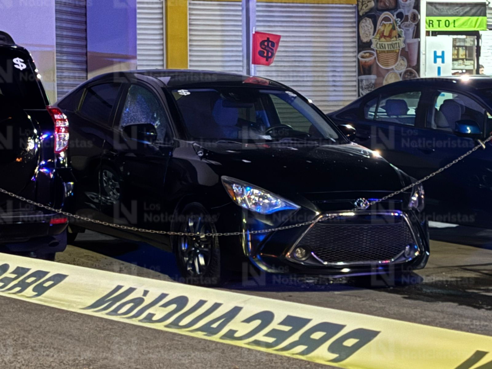 Atacan a balazos tres vehículos en venta en plaza del sector Tres Ríos, en Culiacán