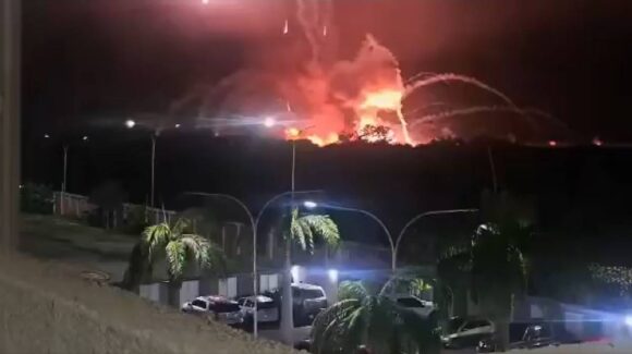 Estados Unidos ataca a Venezuela; reportan agresión con drones a base militar en Caracas