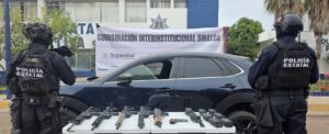 Auto y armamento asegurado en Tres Ríos, Culiacán