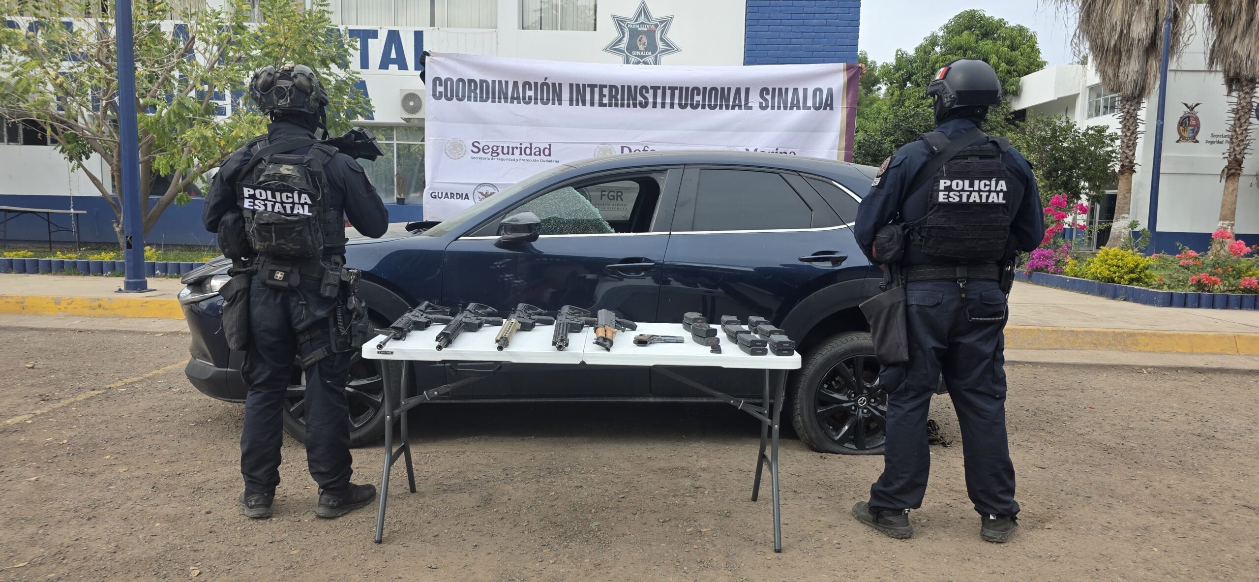 Auto y armamento asegurado en Tres Ríos, Culiacán