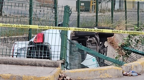 Abandonan vehículo volcado, con reporte de robo y chalecos balísticos en Los Ángeles, Culiacán, Sinaloa