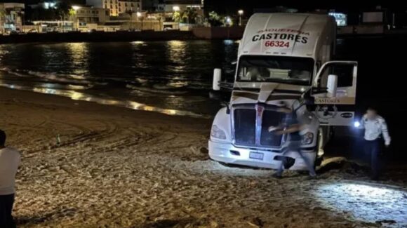 Tras incidente con tráiler en Playa Norte, Gobierno de Mazatlán, Sinaloa, refuerza diálogo con pescadores