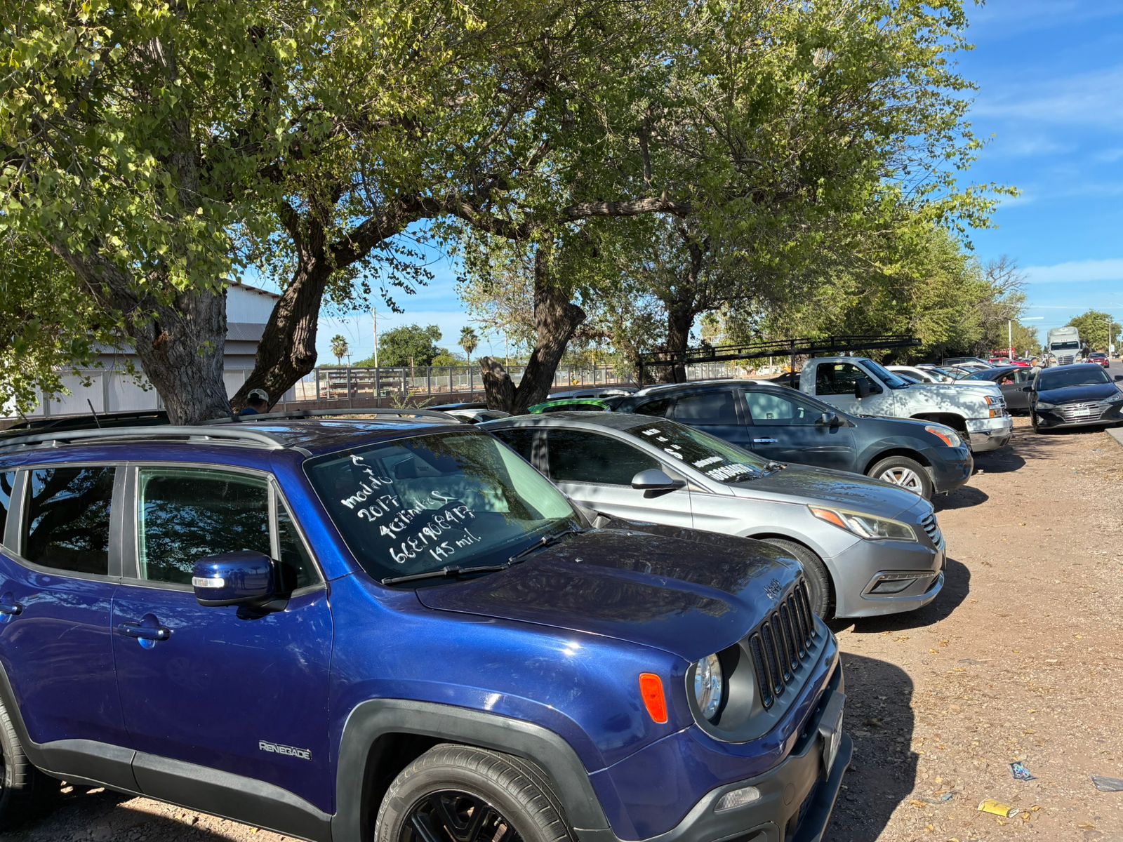 Autos chocolate de venta en lote de Los Mochis