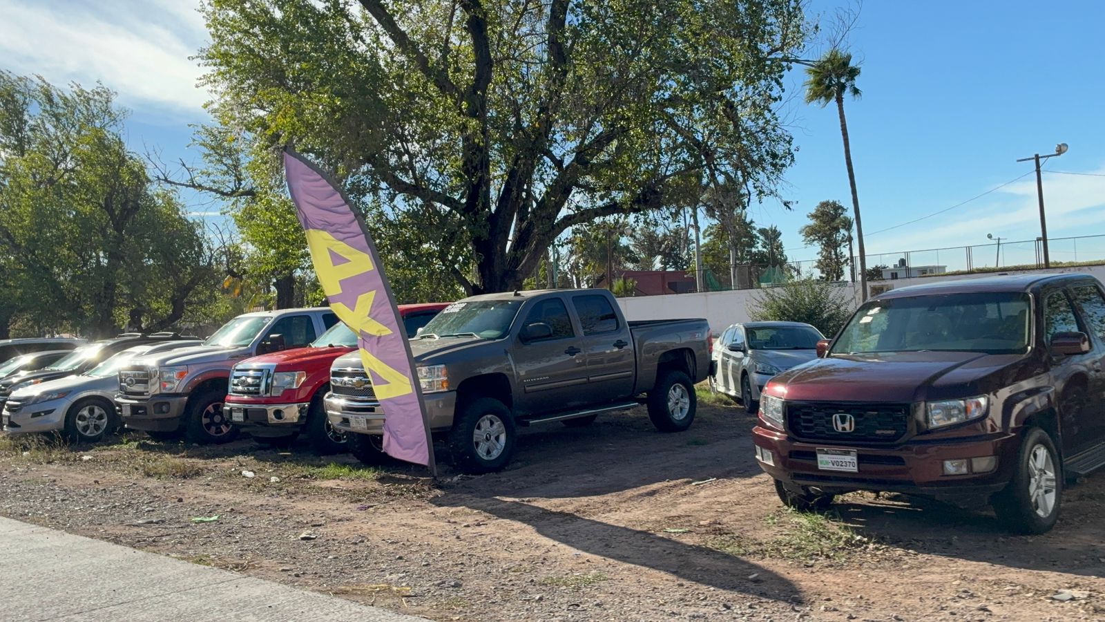 Autos chocolate de venta en lote de Los Mochis