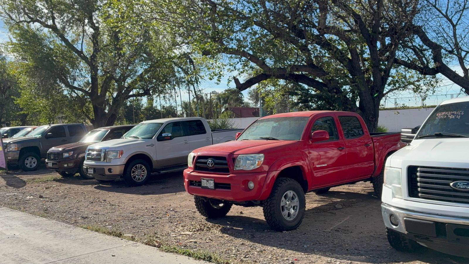 Autos chocolate de venta en lote de Los Mochis