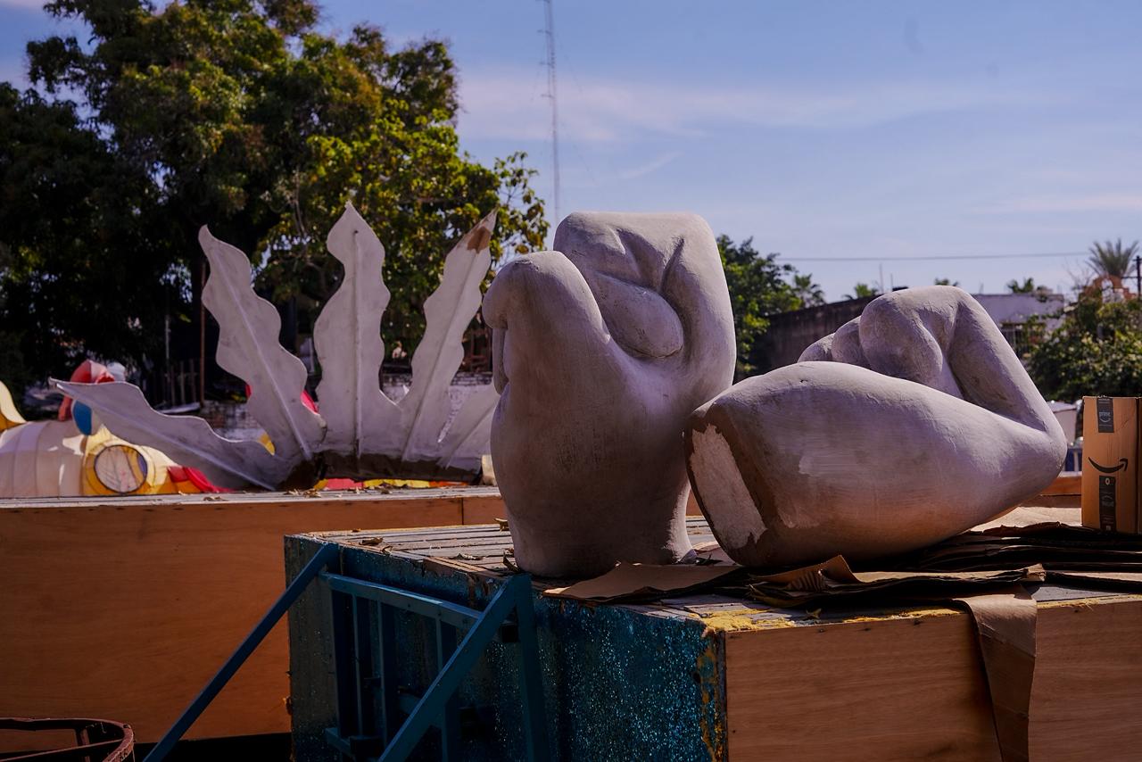Avanzan carros alegóricos y monigotes del Carnaval de Mazatlán 2026