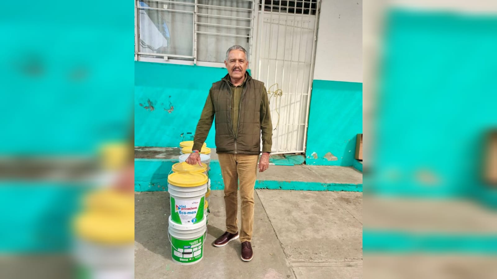 Ayuntamiento de Mazatlán entrega pintura a escuelas