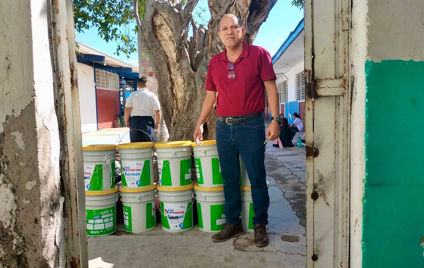 Ayuntamiento de Mazatlán entrega pintura a escuelas